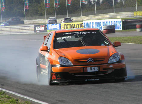 I røg og damp gav motoren op i Citroën raceren.